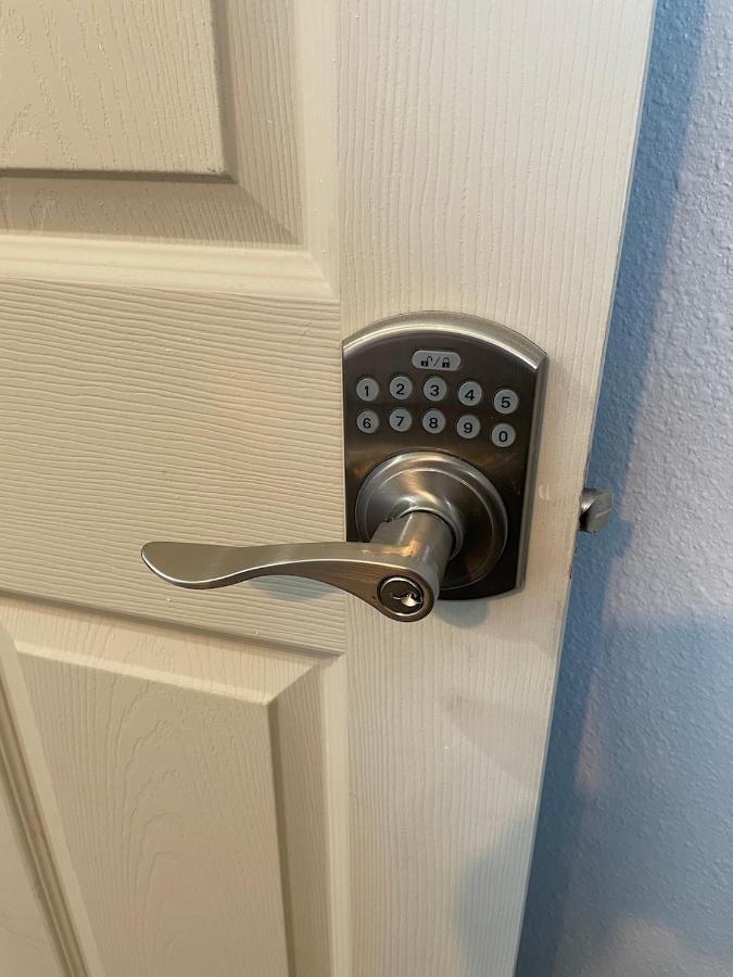 Private In Angeles With Wifi And Ac And Private Fridge!!! Los Angeles