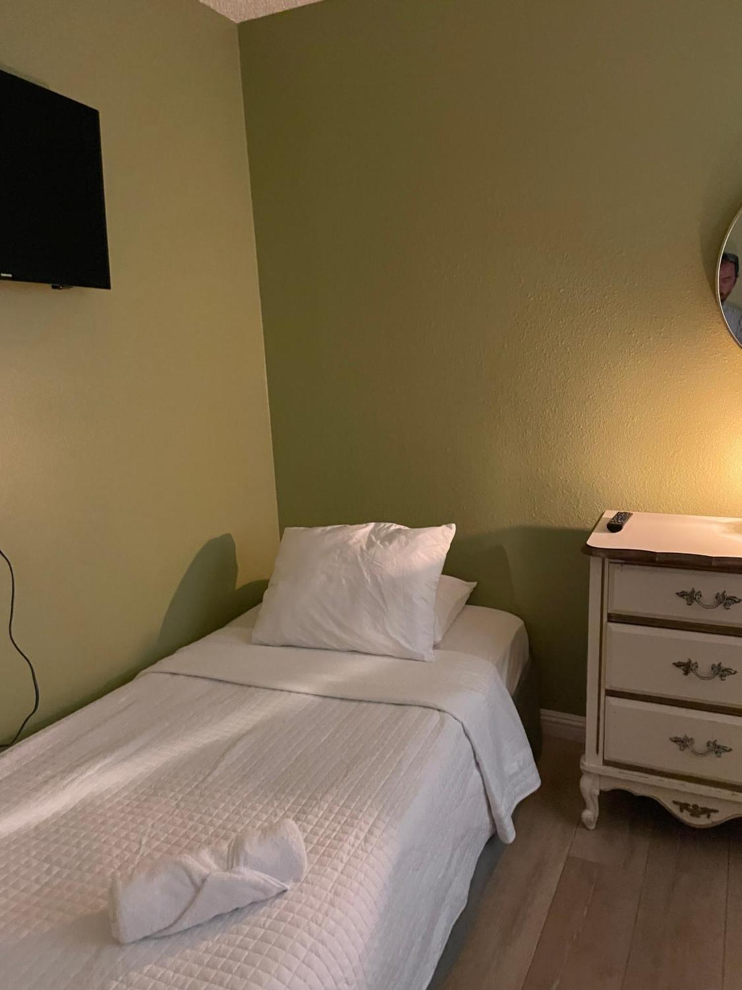 Private In Angeles With Wifi And Ac And Private Fridge!!! Hospedagem domiciliar
